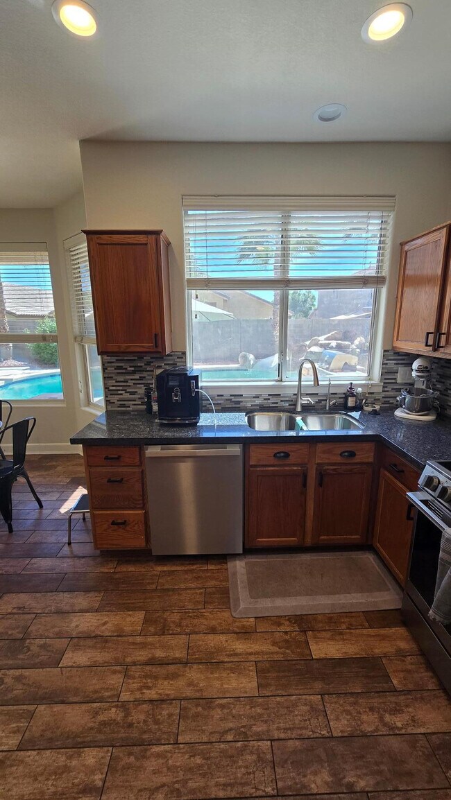 Building Photo - 8213 W Quail Ave