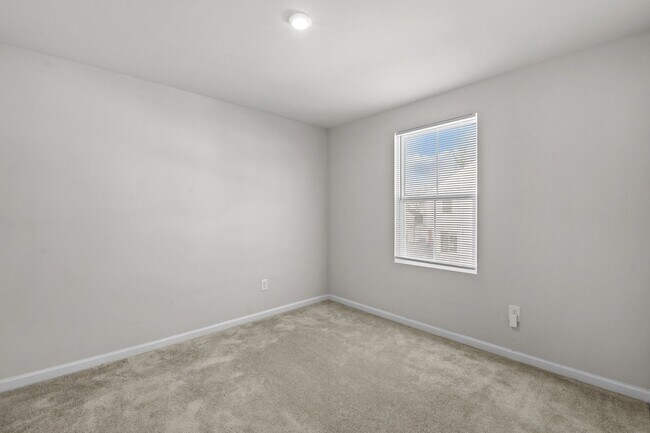 Building Photo - YORK COUNTY 4Bdrm w/Fenced BCKYD.