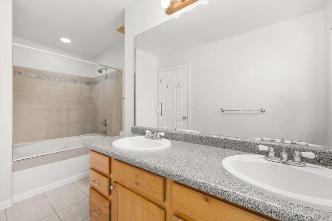 Building Photo - 528 Lake Ct