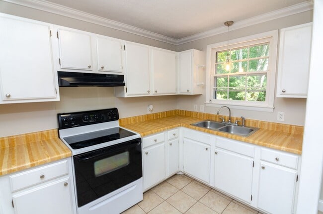 Building Photo - Beautiful home in Fairview