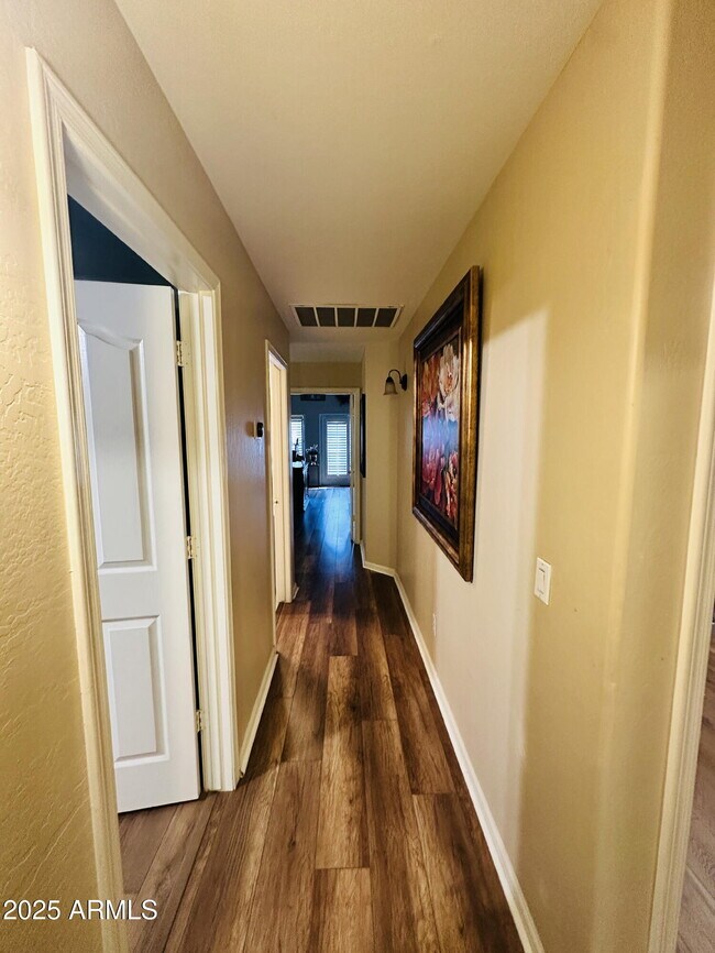 Building Photo - 727 W Mendoza Cir
