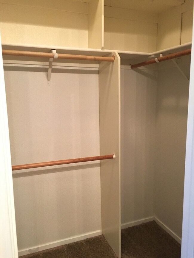 Building Photo - Updated Roseville Home