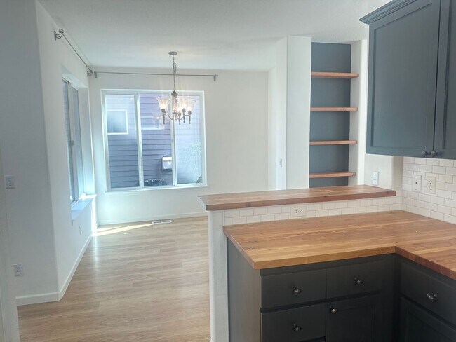 Building Photo - 3 Bedroom Beaverton Home with A/C!