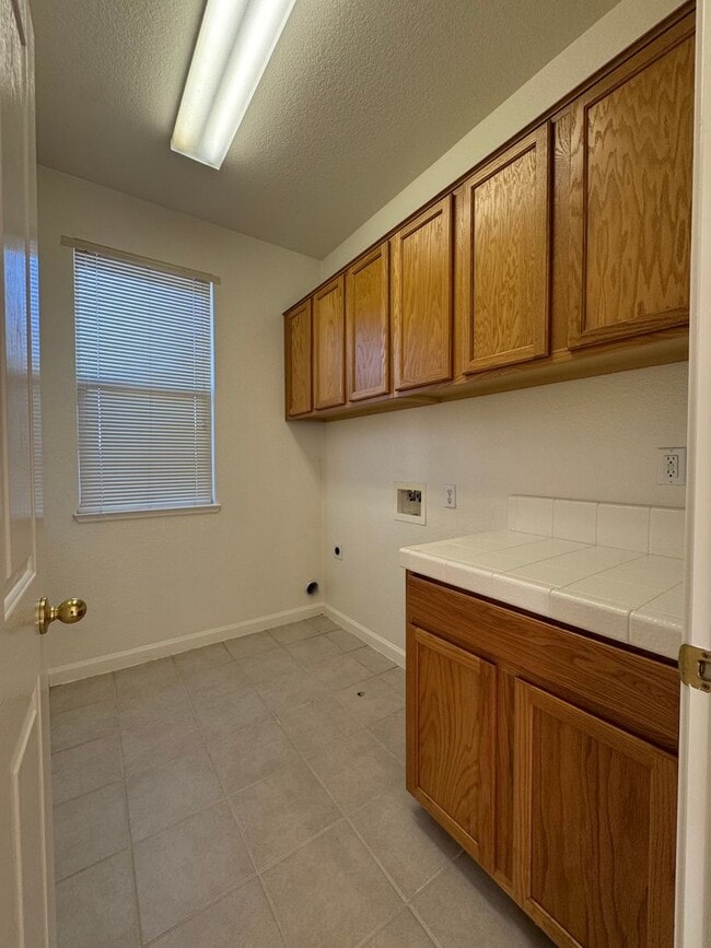 Building Photo - Beautiful Home with 4 Bedrooms and 3 Bathrooms in a Convenient Location!