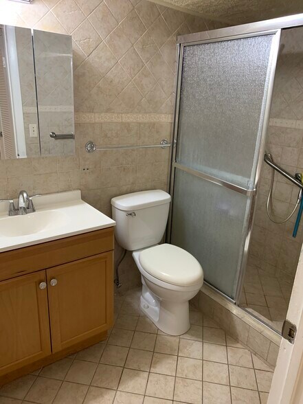 Building Photo - 1335 W 68th St