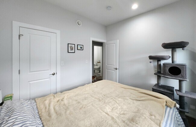 Building Photo - 1444 W Erie St