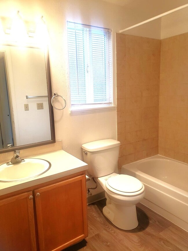 Building Photo - Great duplex in Gresham! rentalsc21.com