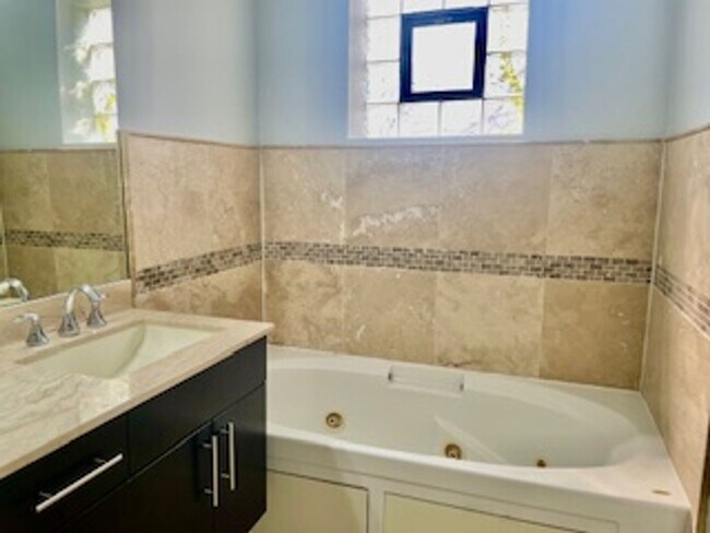 Building Photo - Breathtaking, Fully Furnished 2-Bedroom, 2-Bath Condo Near Medical District