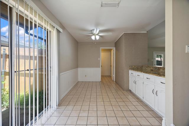 Building Photo - 2413 Village Green Dr