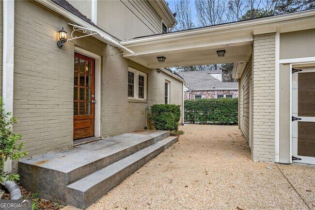 Building Photo - 2918 N Hills Dr NE