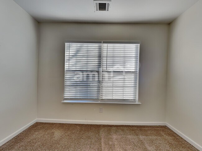 Building Photo - 163 Willow Point Cir