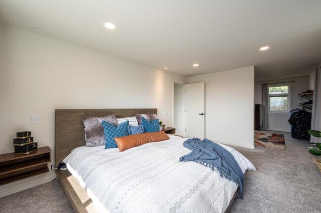 Master Suite - 2433 Crestline St