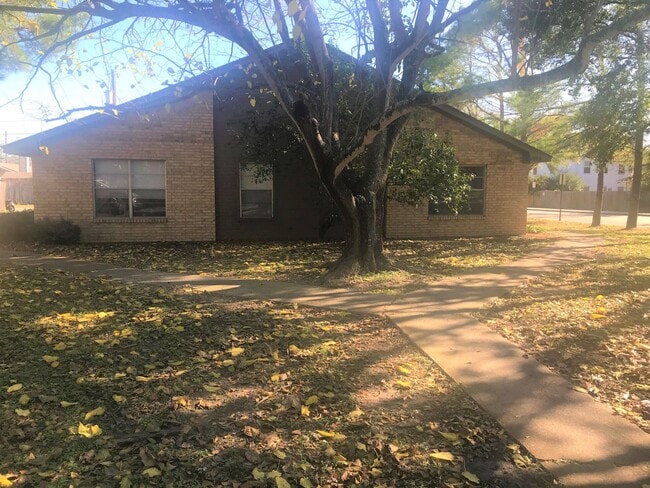 Building Photo - 700 Vassar Ct