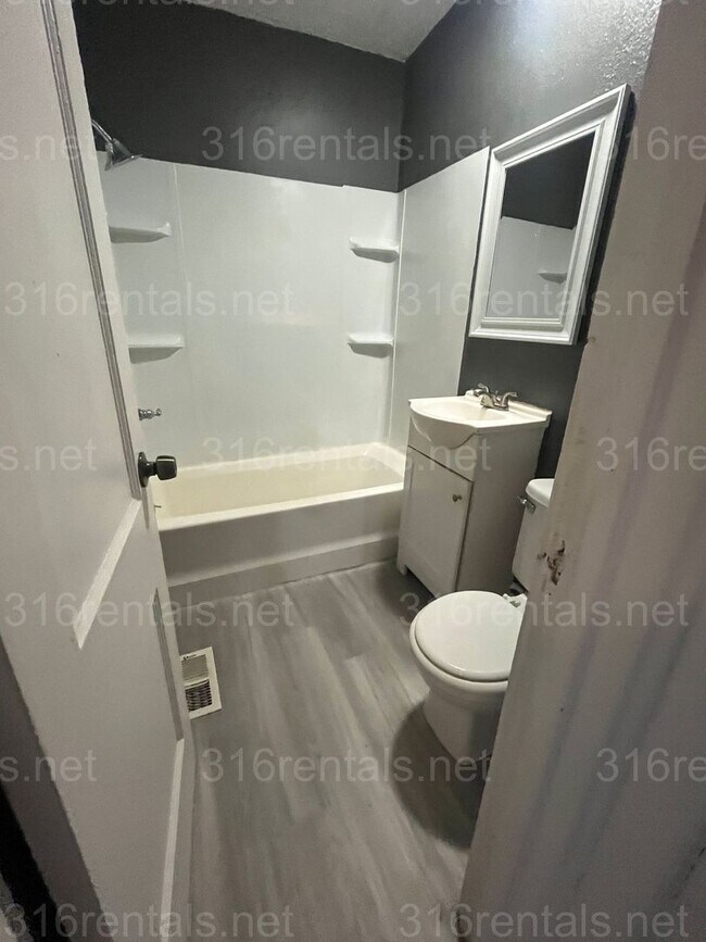 Building Photo - $795 - 2 bed 1 bath - Duplex
