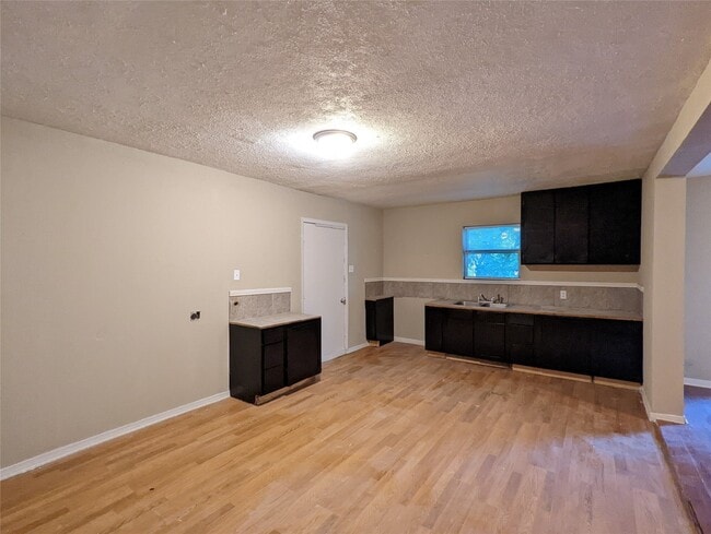 Building Photo - 2016 Creston Dr