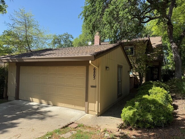 Building Photo - Newley Updated 4 bedroom, 2.5 bathroom Townhome in Citrus Heights!!!