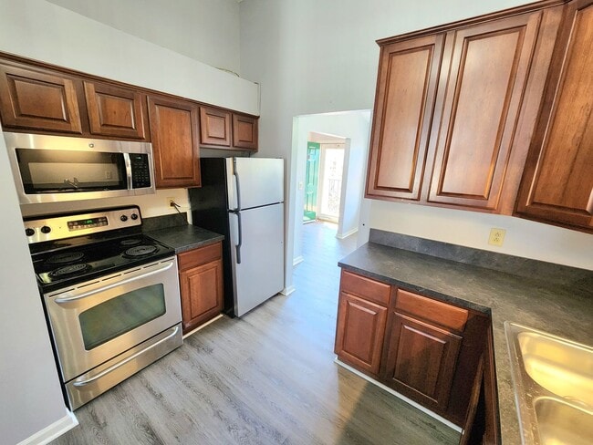 Building Photo - Top Floor Condo in Gated Community!