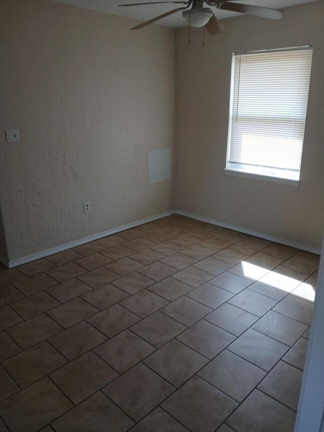 Building Photo - 2312 NW 46th- AVAILABLE NOW!