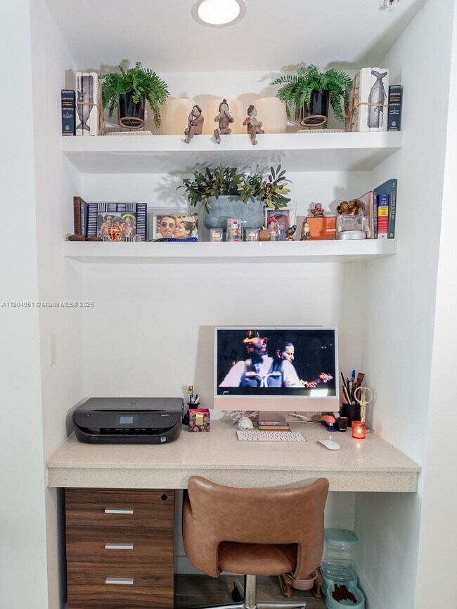 Building Photo - 999 SW 1st Ave