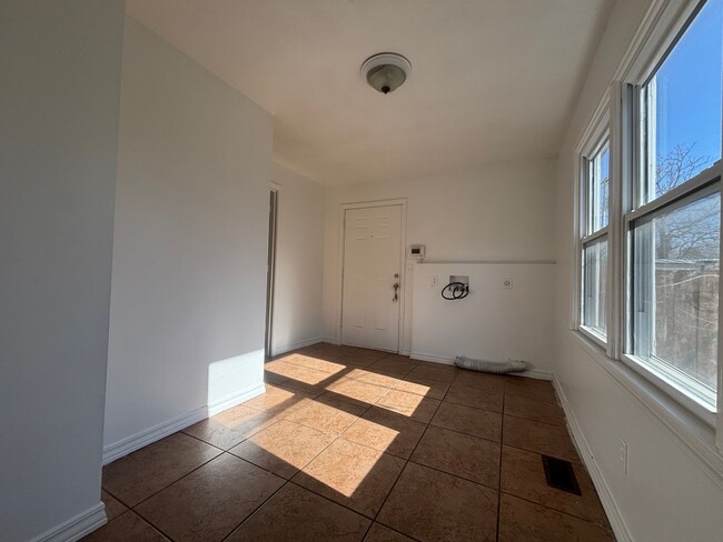 Building Photo - Rent this beautiful 3 bedroom 2 bathroom h...