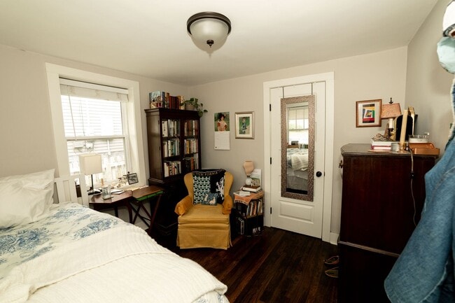 Building Photo - Charming 3-Bedroom Furnished Home – Walk t...