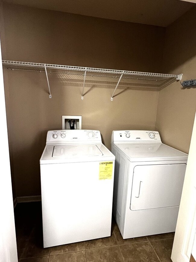 Building Photo - 2 Bedroom 1.5 Bath Townhome