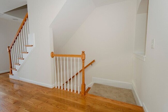 Building Photo - Gorgeous 3 Bedroom 2.5 Bathroom Townhome- Located in Stone Creek Village, Cary! Available August ...