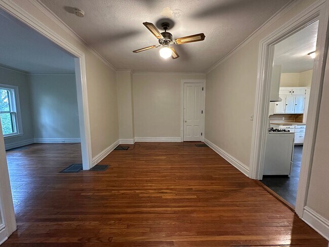 Building Photo - Single Family Heritage Hill Home! Two Bedr...