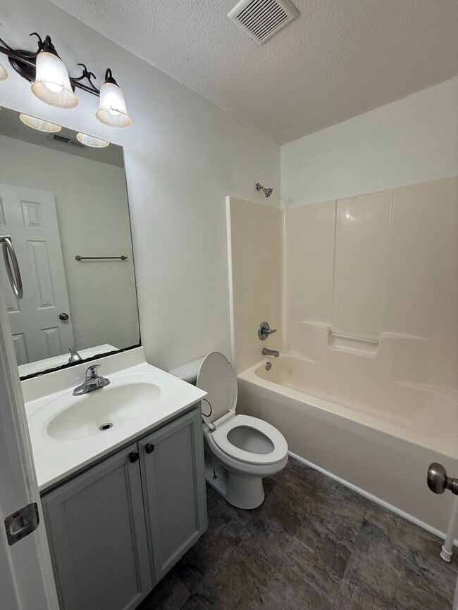 Building Photo - 3 bedroom, 2 bath House