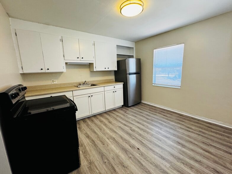 Building Photo - 2 Bed/1 Bath - Unit B