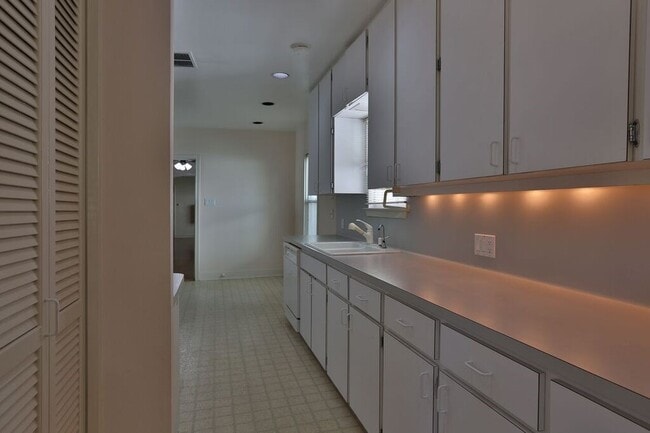 Building Photo - 3124 Jarrard St