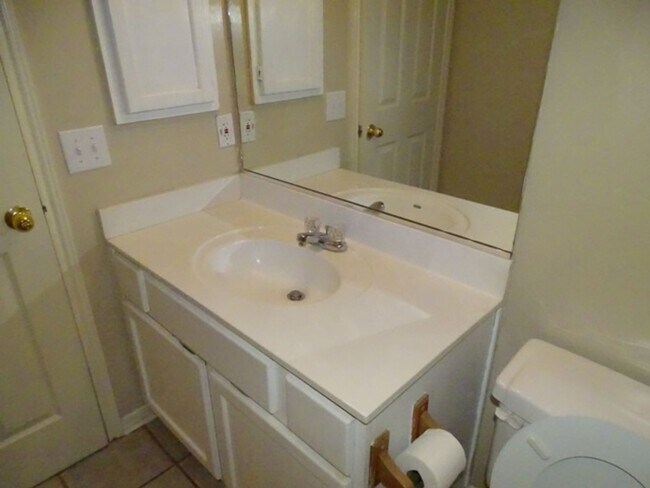 Building Photo - 5907 Deer Lake Dr