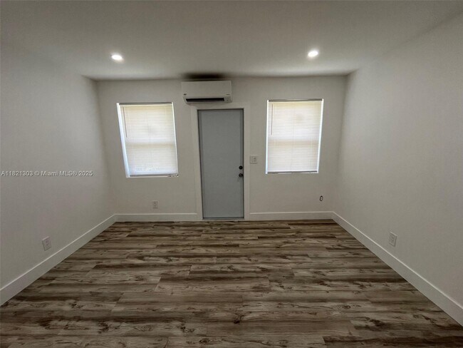 Building Photo - 885 SW 29th Ave