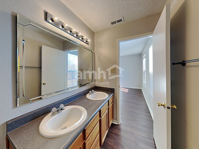 Building Photo - 1344 Ellington Dr