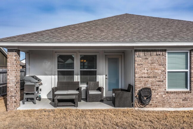 Building Photo - Stunning home in Choctaw