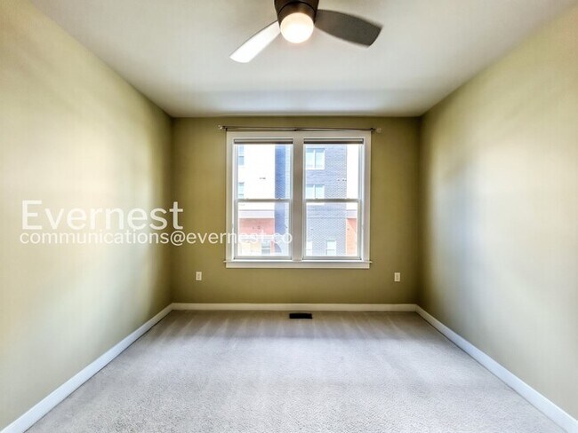 Building Photo - Spacious 3 Bed, 2.5 Bath Town Home with Attached Garage | Pet Friendly
