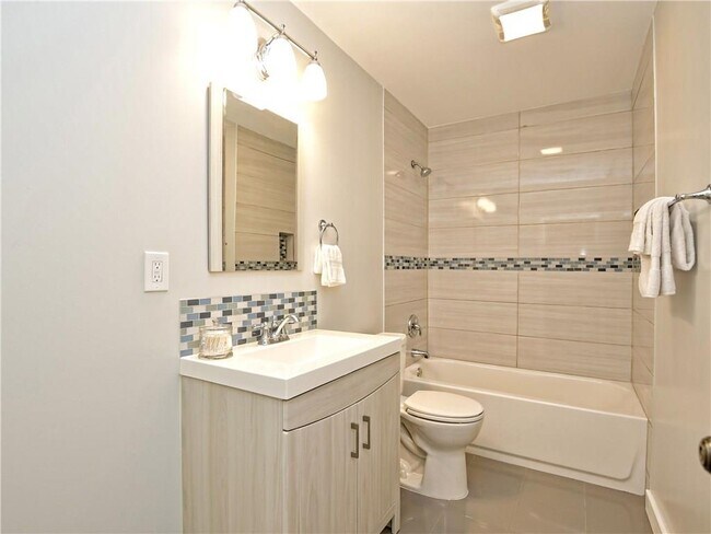 Building Photo - 1406 Green Forest Dr