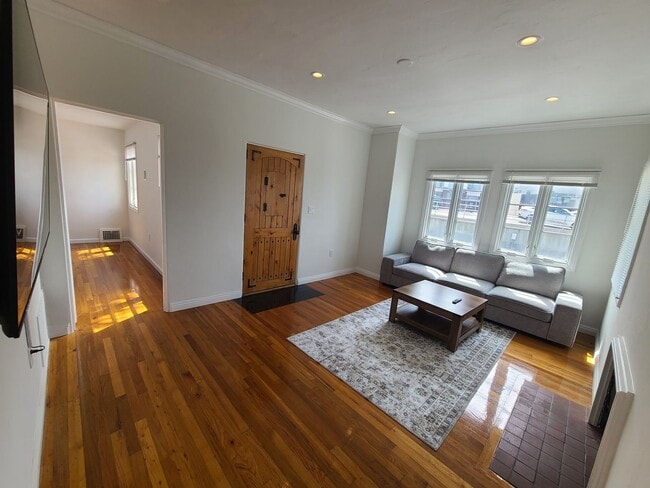 Building Photo - Charming 2 Bed 1 bath "monthly rental" in ...