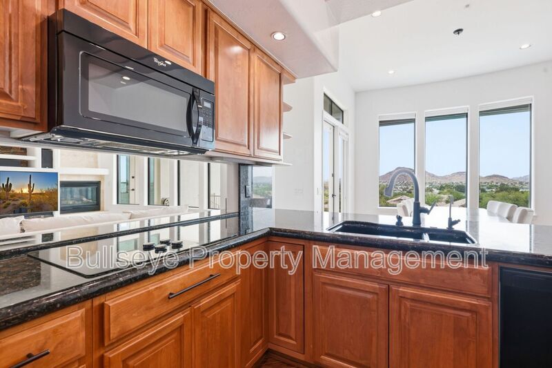 Building Photo - 1527 E Villa Maria Dr
