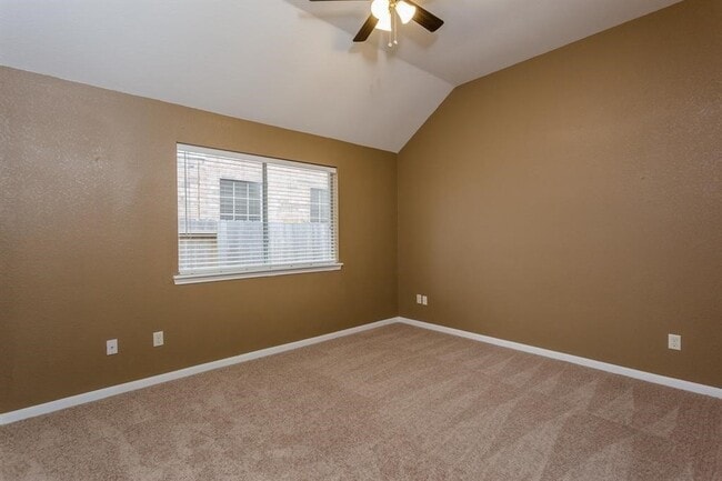 Building Photo - 3926 Palace Springs