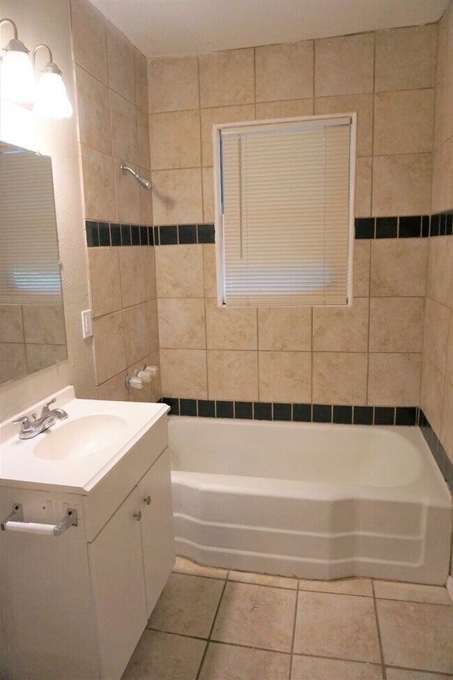 Building Photo - 3 Bed 2 Bath 1 Car Garage -The Village NW OKC