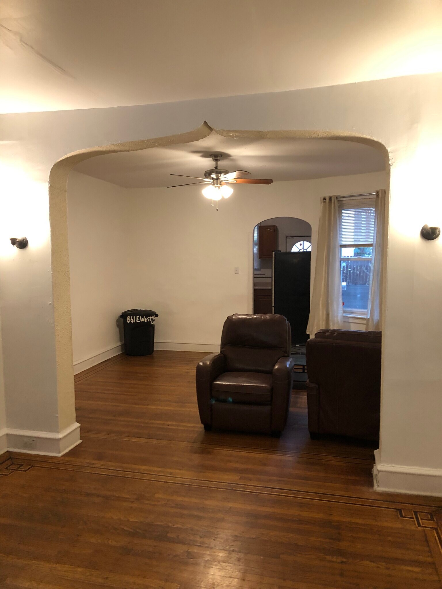 Dining room - 861 E Westmoreland St