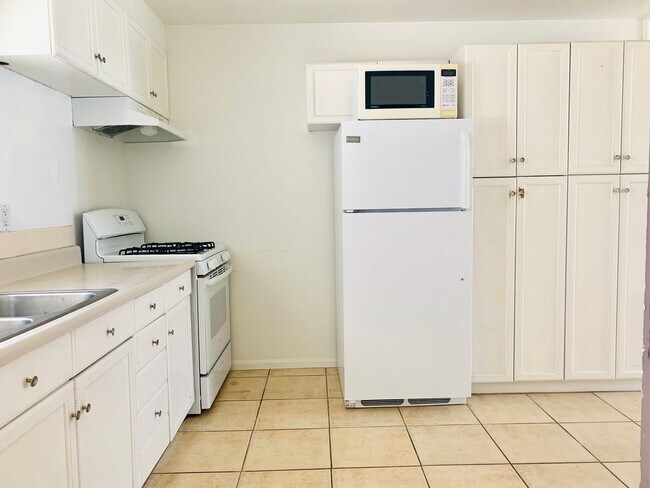 Building Photo - Live by the Beach! 2BD/1BA Mission Beach Apartment with Garage! ONLY $3,295/mo!