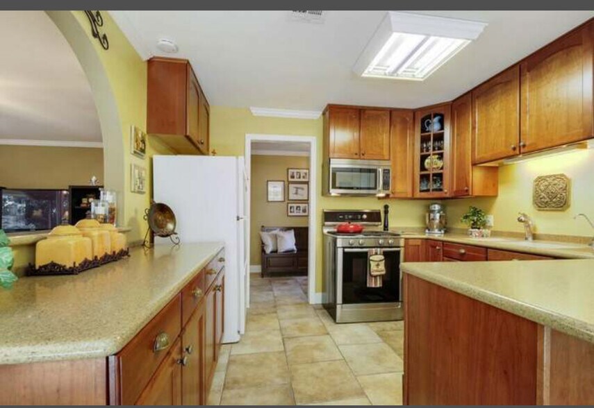 Building Photo - 102 Robinhood Dr