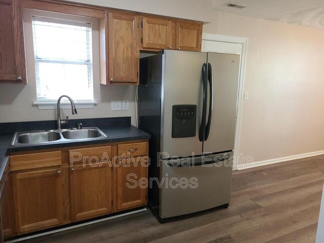 Building Photo - 216 Diamond Ave