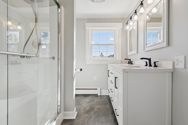 Building Photo - Charming 3-Bedroom in Downtown Niantic