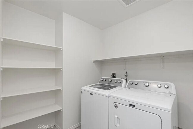 Building Photo - Great 3 bed 3 bath home