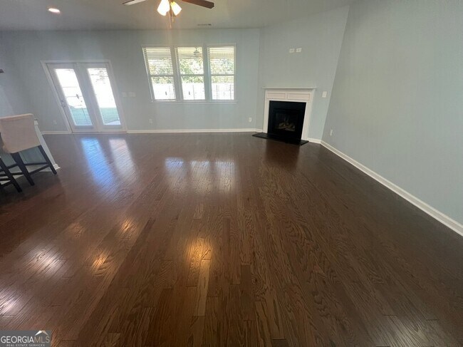 Building Photo - 165 Craines View