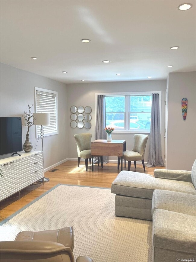 Building Photo - 442 E Beech St