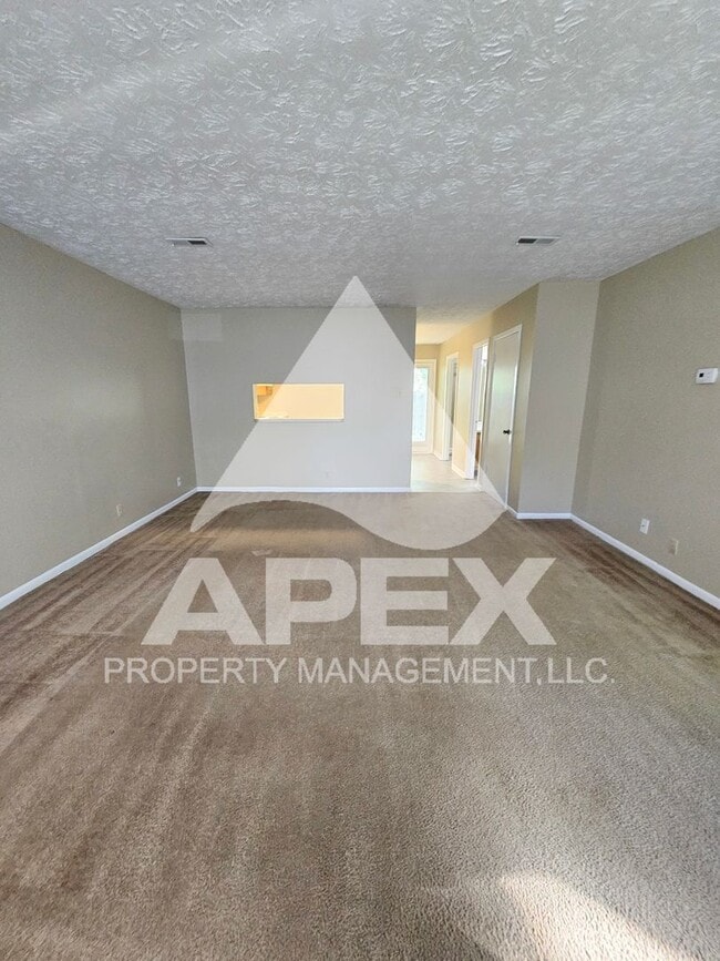 Building Photo - Spacious 2-Bdrm 1.5 Ba Townhouse style Condo in West Knoxville! End Unit!